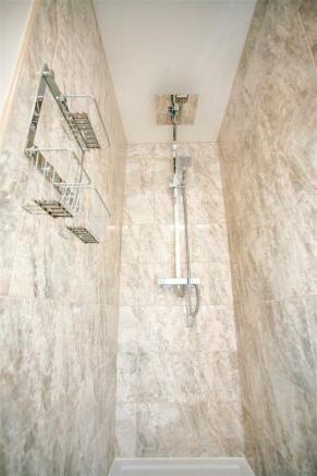 EN-SUITE SHOWER ROOM