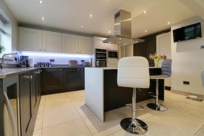 FULLY FITTED KITCHEN measuring