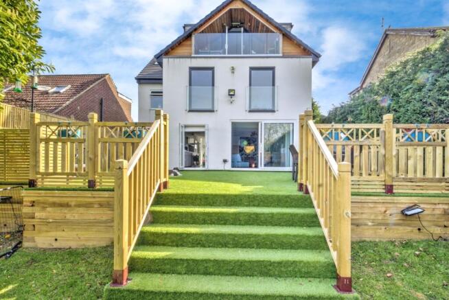 6 bed Detached for sale Image 4