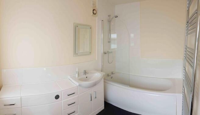 4 bed House to rent Image 8