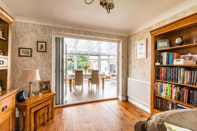 2 Ashenden Close dining area.jpg