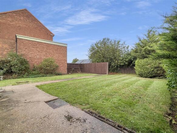 Large Private Garden 547