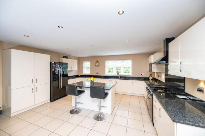 4 bed Detached for sale Image 7