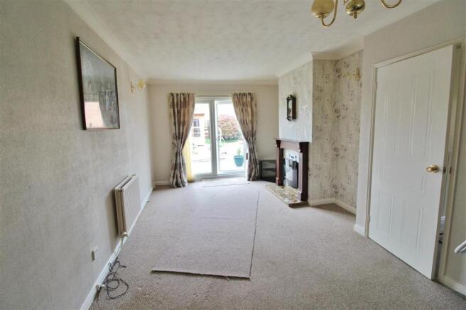 SITTING/DINING ROOM