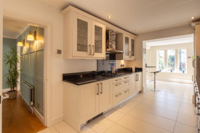 5 bed Detached for sale Image 6