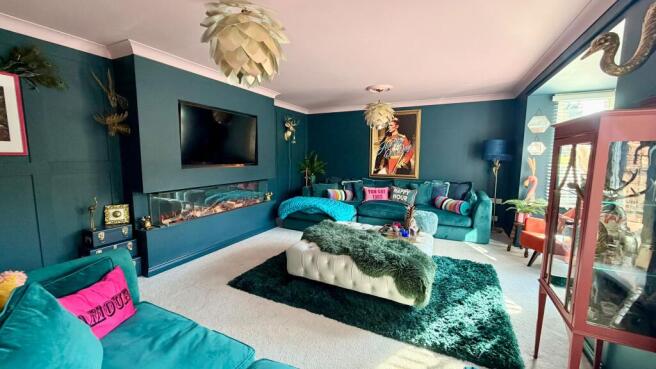 5 bed Detached for sale Image 11