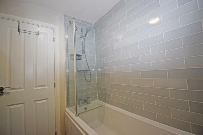 16 Furnival Drive, bathroom b.jpg