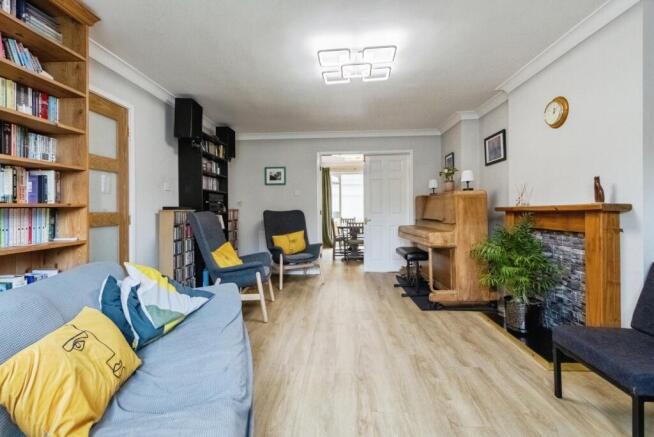 5 bed Detached for sale Image 7