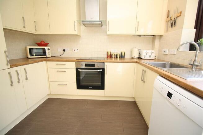 17 Longhedge kitch b.JPG