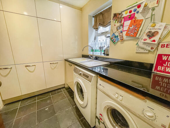 4 bed Detached for sale Image 8