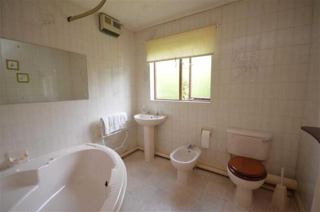 FAMILY BATHROOM