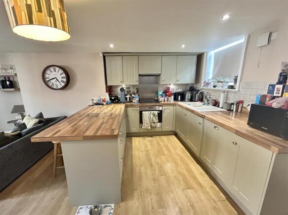 3 bed Terraced to rent Image 5