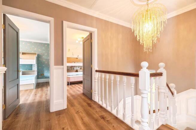 5 bed Detached for sale Image 11