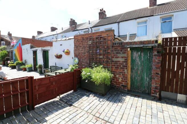 2 bed Terraced to rent Image 5