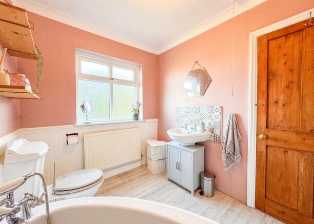 FAMILY BATHROOM