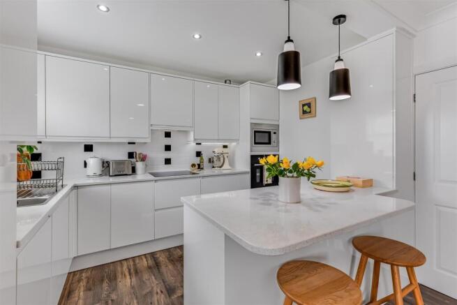 2 bed Apartment for sale Image 4