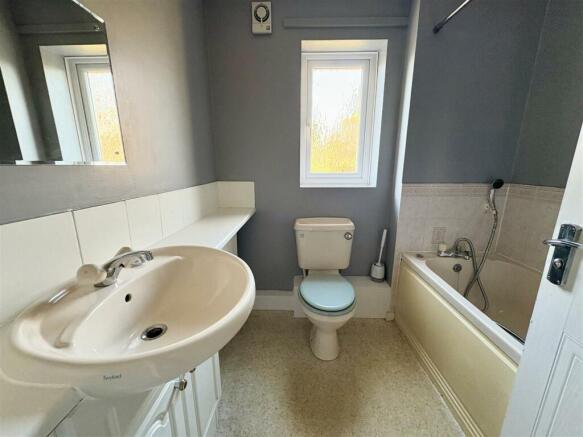 10. bathroom.jpg