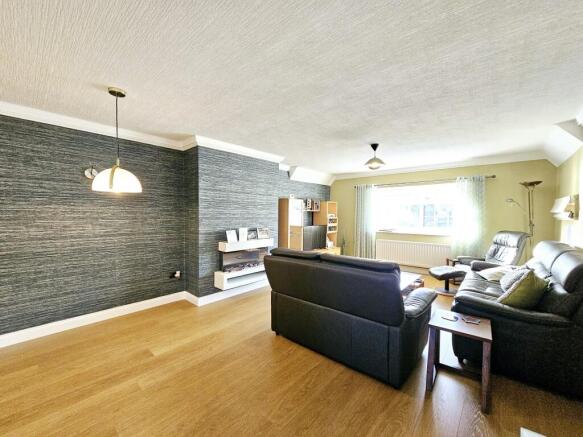 3 bed Flat for sale Image 4