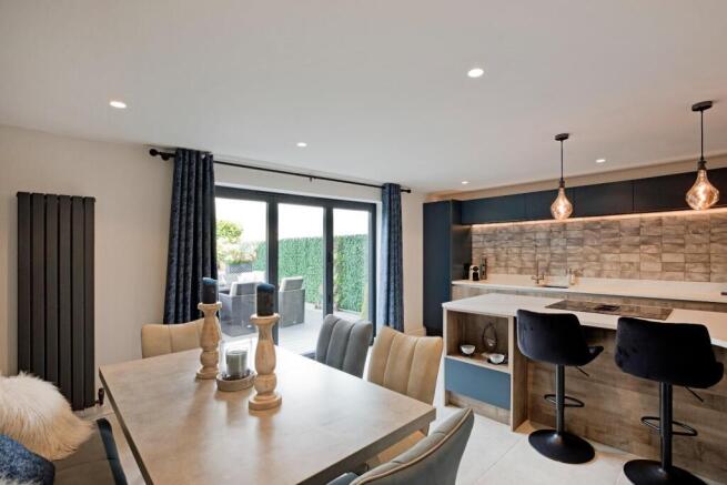 4 bed House for sale Image 4