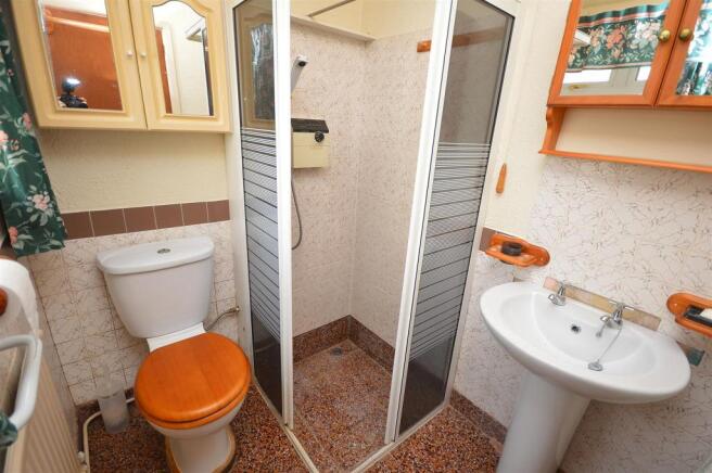 SHOWER ROOM 1.jpg