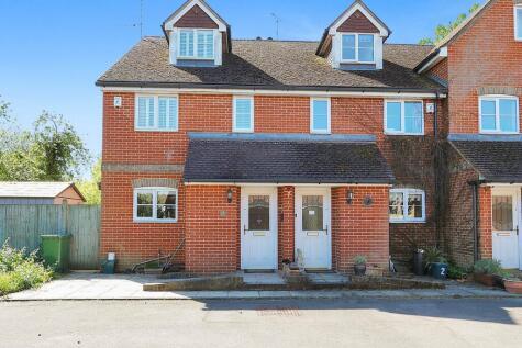 Horseshoe Road, Pangbourne - centre of the village, walk to shops & train to London/ Oxford