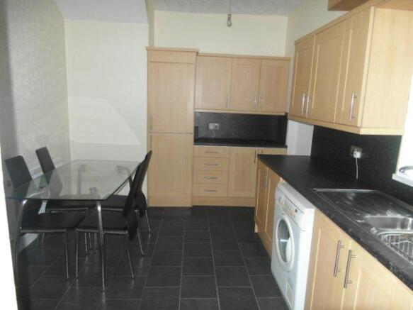 KITCHEN/BREAKFAST AREA
