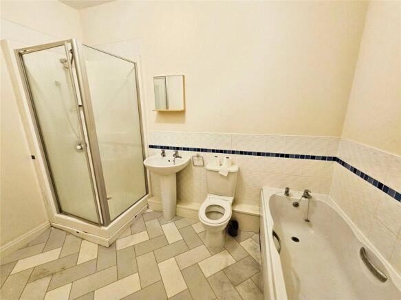3 bed Flat for sale Image 11