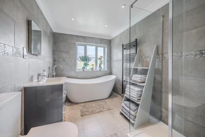 5 bed Detached for sale Image 9