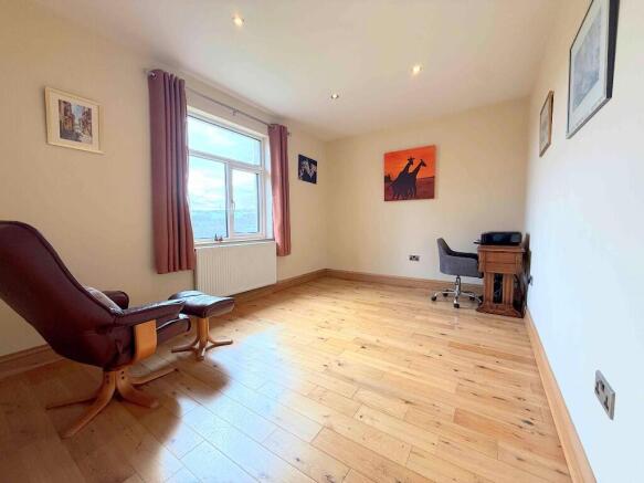 5 bed Detached for sale Image 7