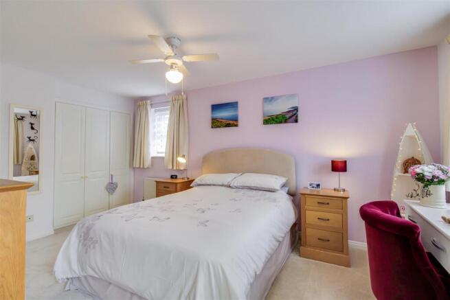 5 bed Detached for sale Image 9