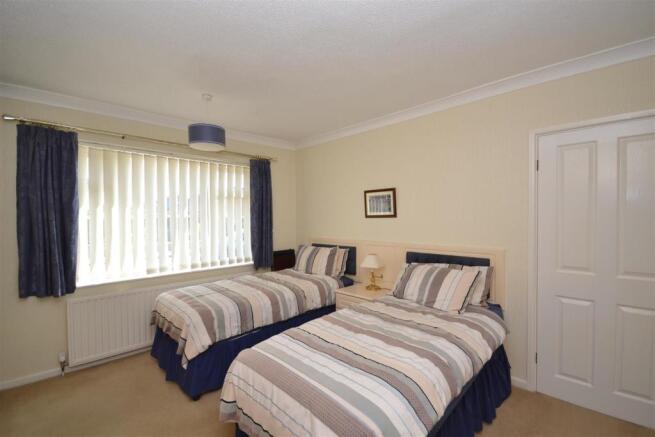 18elmwoodavenueBEDROOM2.JPG