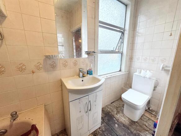 Bathroom (L-Shape)
