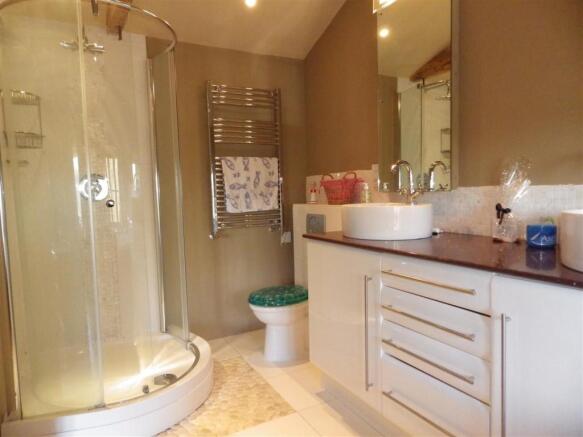 En-suite Bath & Show