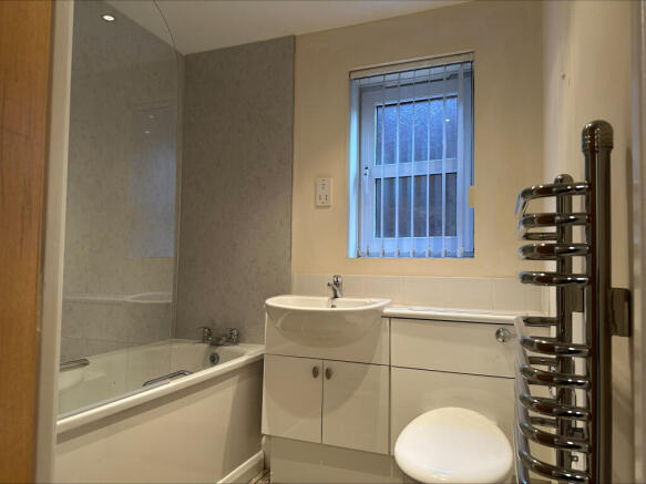 3 bed Flat to rent Image 9