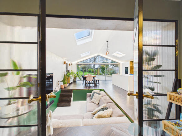 CAM04024G0-PR0051-STILL013