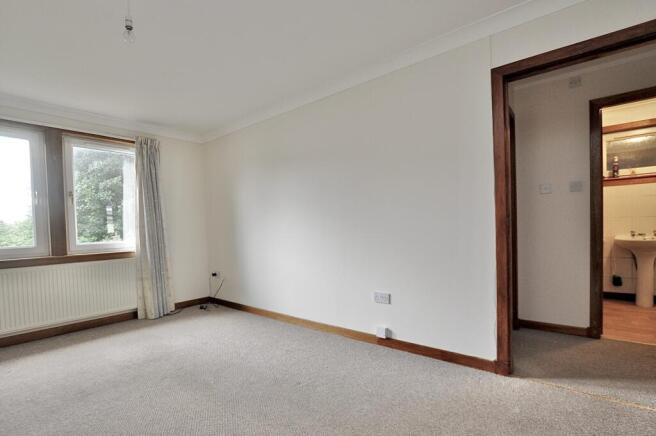 37 Allanpark Street, Largs, KA30 9AG photo 4