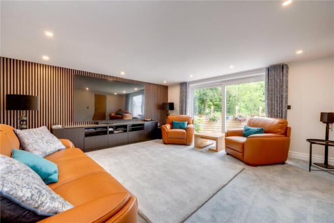 5 bed Detached for sale Image 11