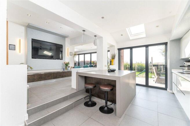 5 bed Detached for sale Image 8