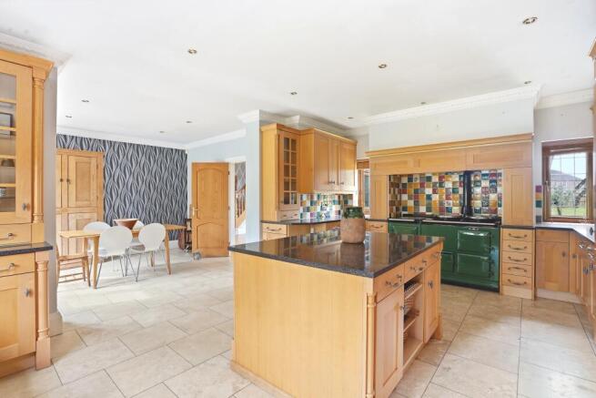 6 bed Detached for sale Image 7