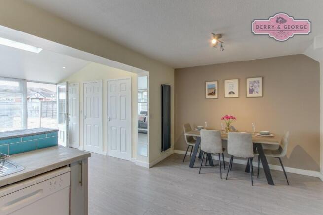 KITCHEN / DINING