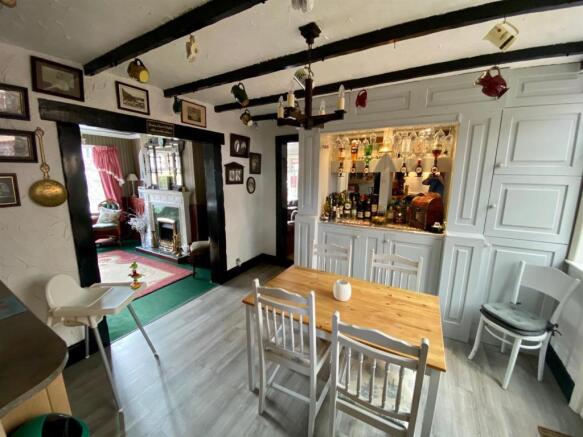 L Shaped Dining/Breakfast Kitchen