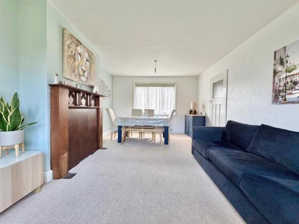 SITTING / DINING ROOM