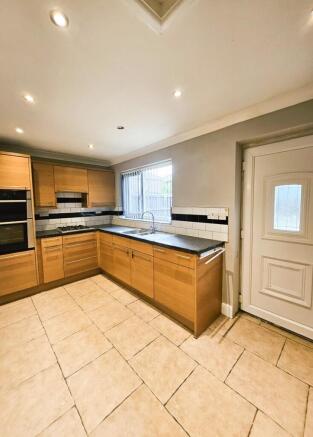 3 bed Semi-Detached to rent Image 7