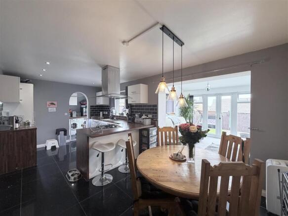 4 bed Detached for sale Image 8