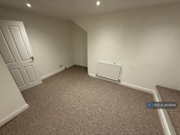 2 bed Terraced to rent Image 6