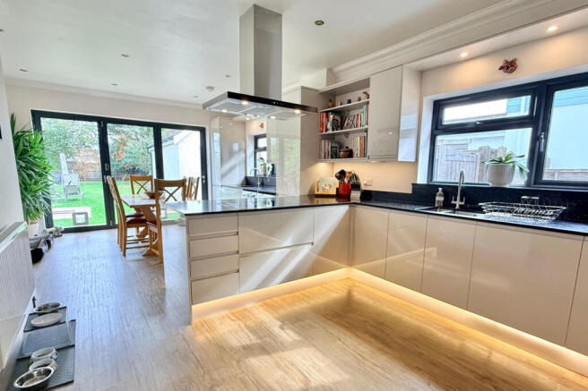 Lumby Drive, Poulner, Ringwood photo 4