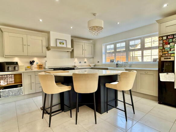 5 bed Detached for sale Image 5