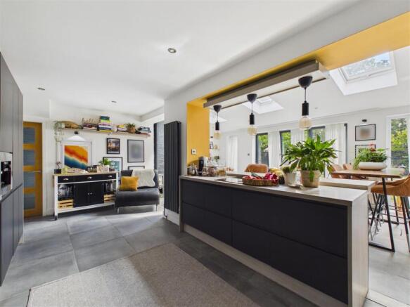3 bed Semi-Detached for sale Image 6