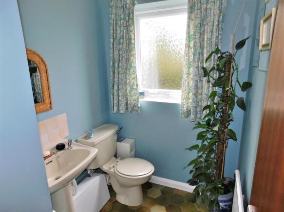 CLOAKROOM.JPG