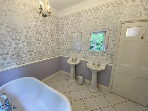 FAMILY BATHROOM